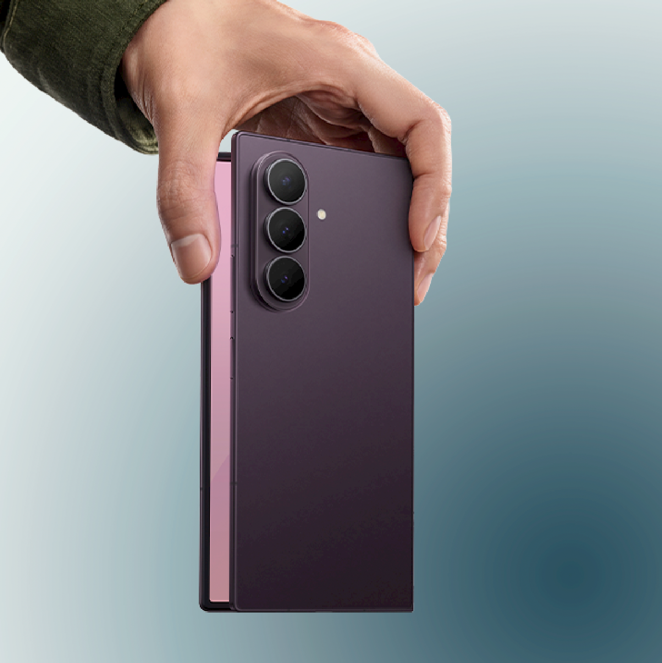 Eine Hand hält ein lila faltbares Smartphone, das neue Fold8 Ultra mit dreifacher Rückkamera vor blauem Hintergrund.