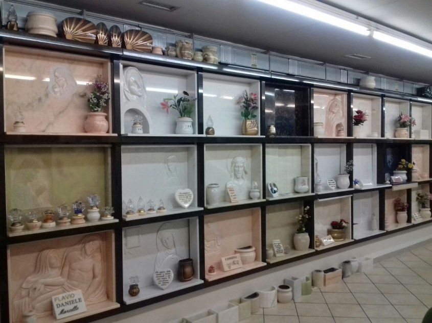 Esposizione di marmi con vasi e lumini