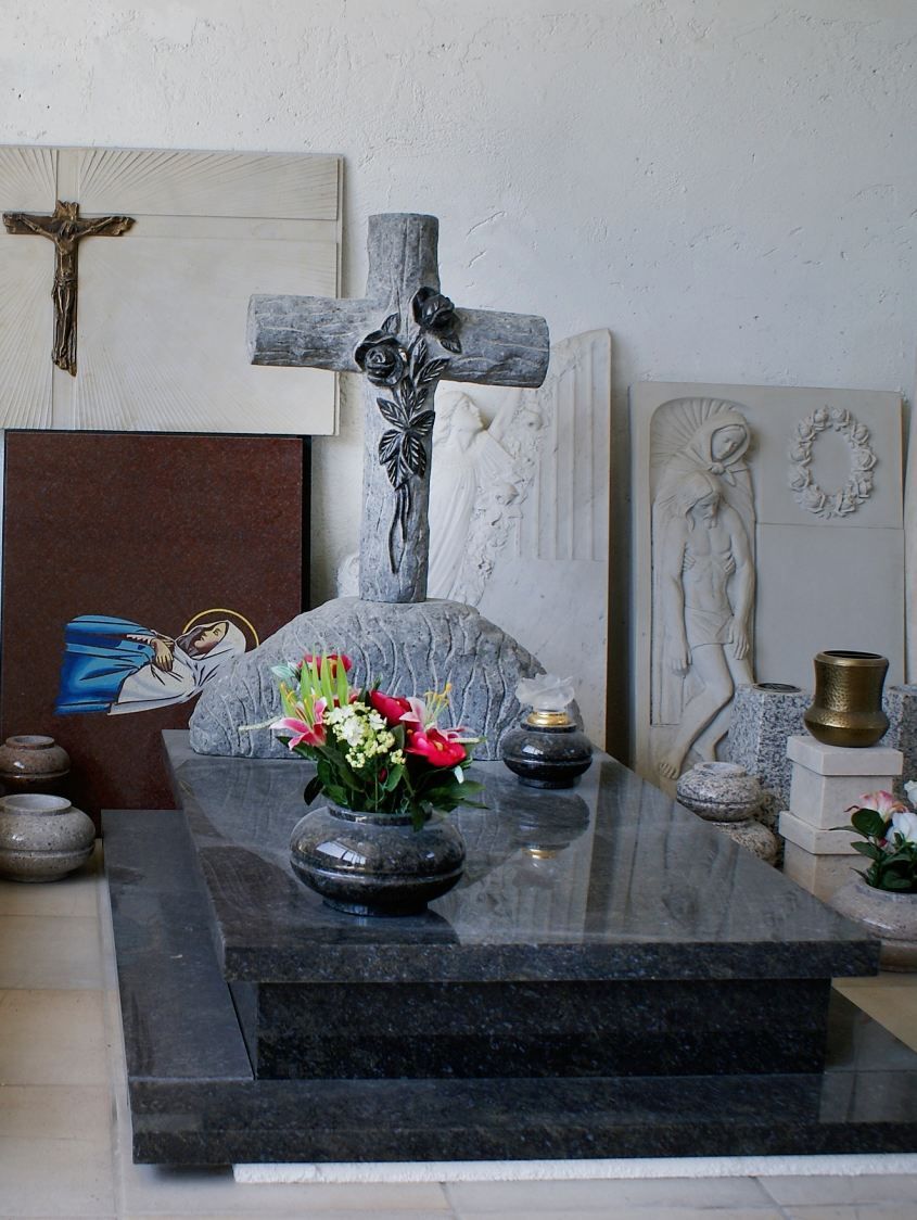 Lapidi e arte funeraria in marmo
