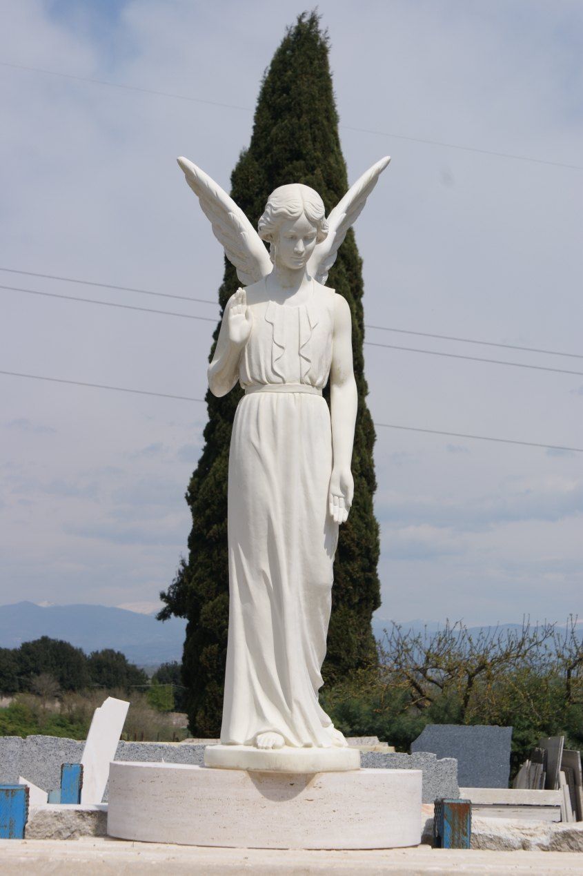 Statua di un angelo in marmo