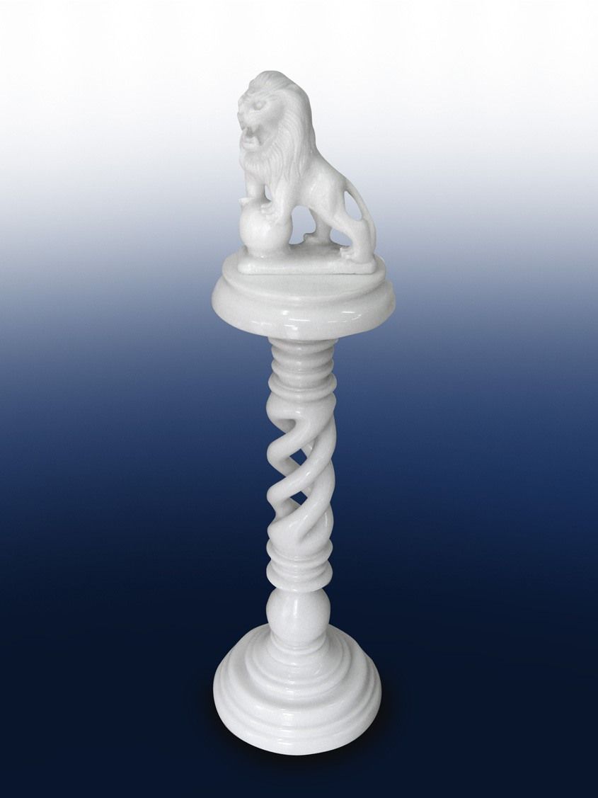 Statua bianca con leone