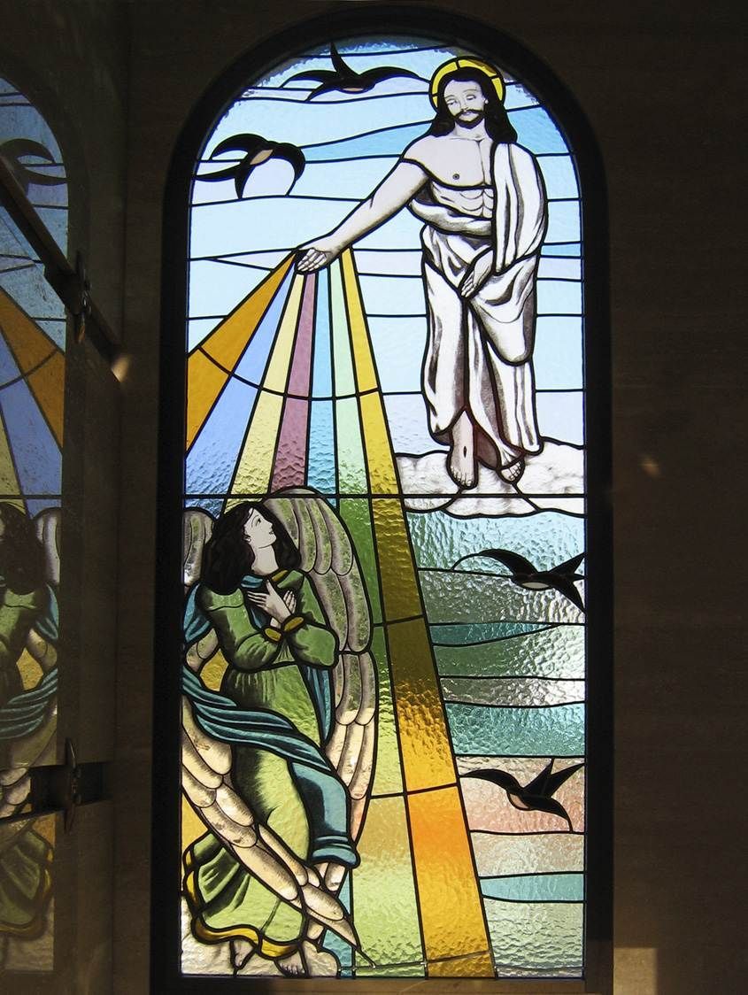 Vetrata artistica sacra con rappresentazione religiosa