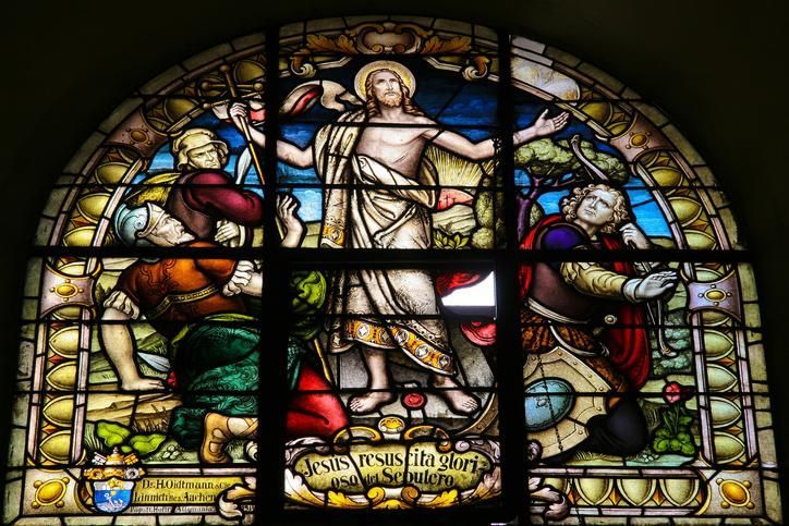Vetrata artistica sacra con immagini religiose