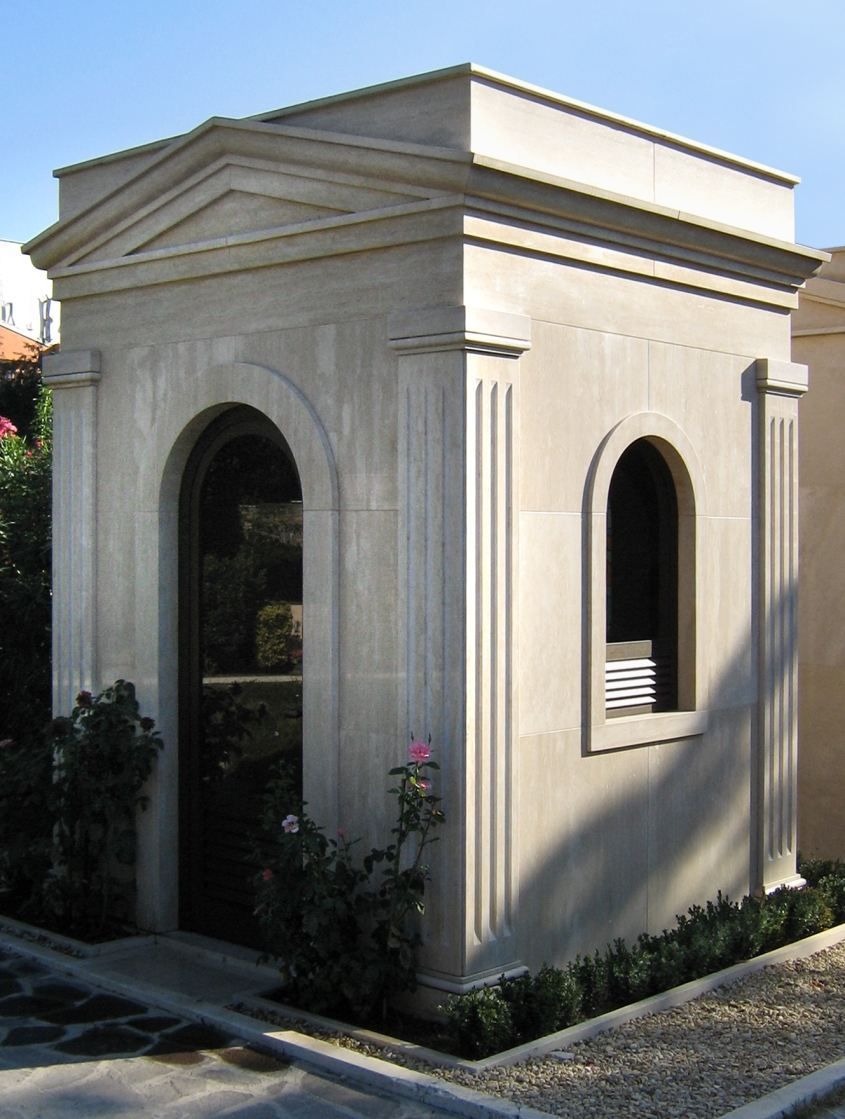 Cappella funeraria con fiori