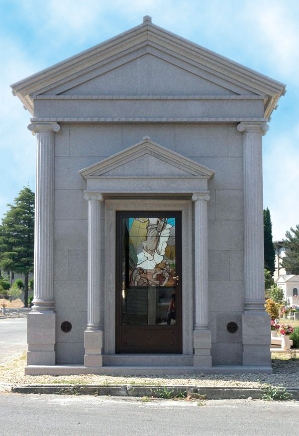 Cappella funeraria con vetrata sacra