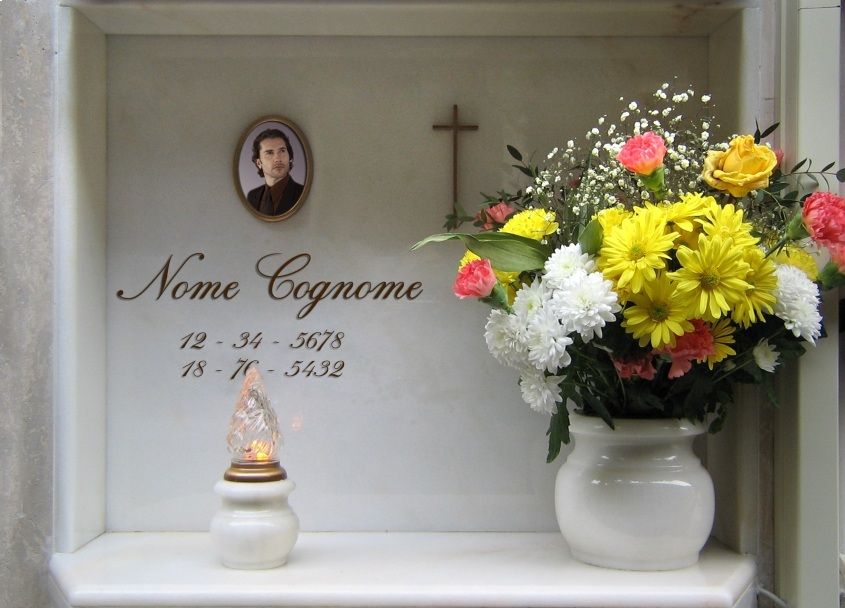 Lapide con croce e fiori