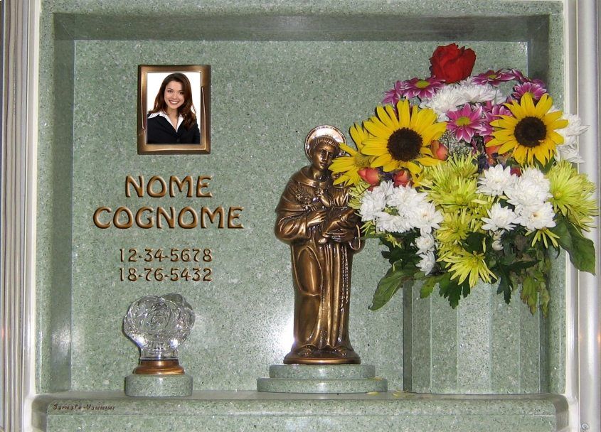 Lapide con statua e fiori