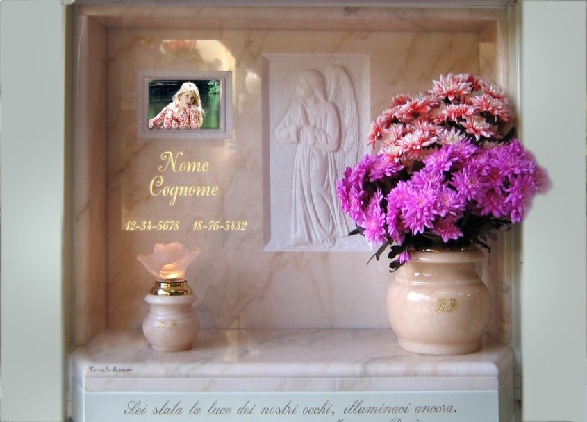 Lapide con fiori e lumino