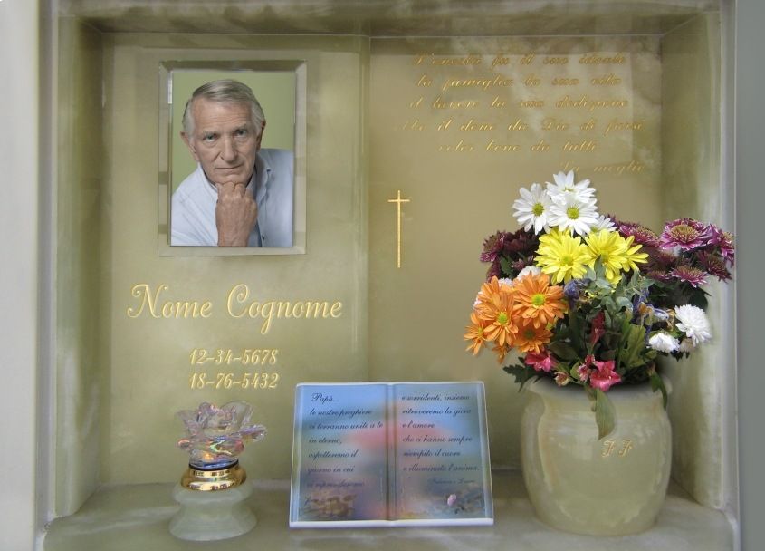 Lapide con foto e vaso di fiori