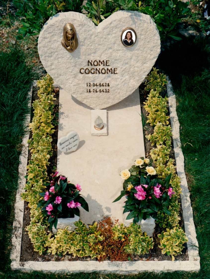 Monumento funebre con aiuola fiorita