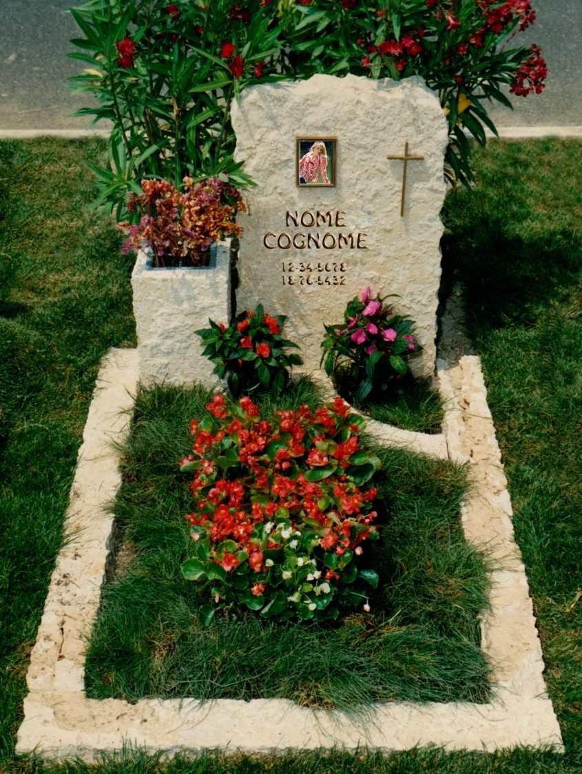 Monumento funebre con fiori e prato