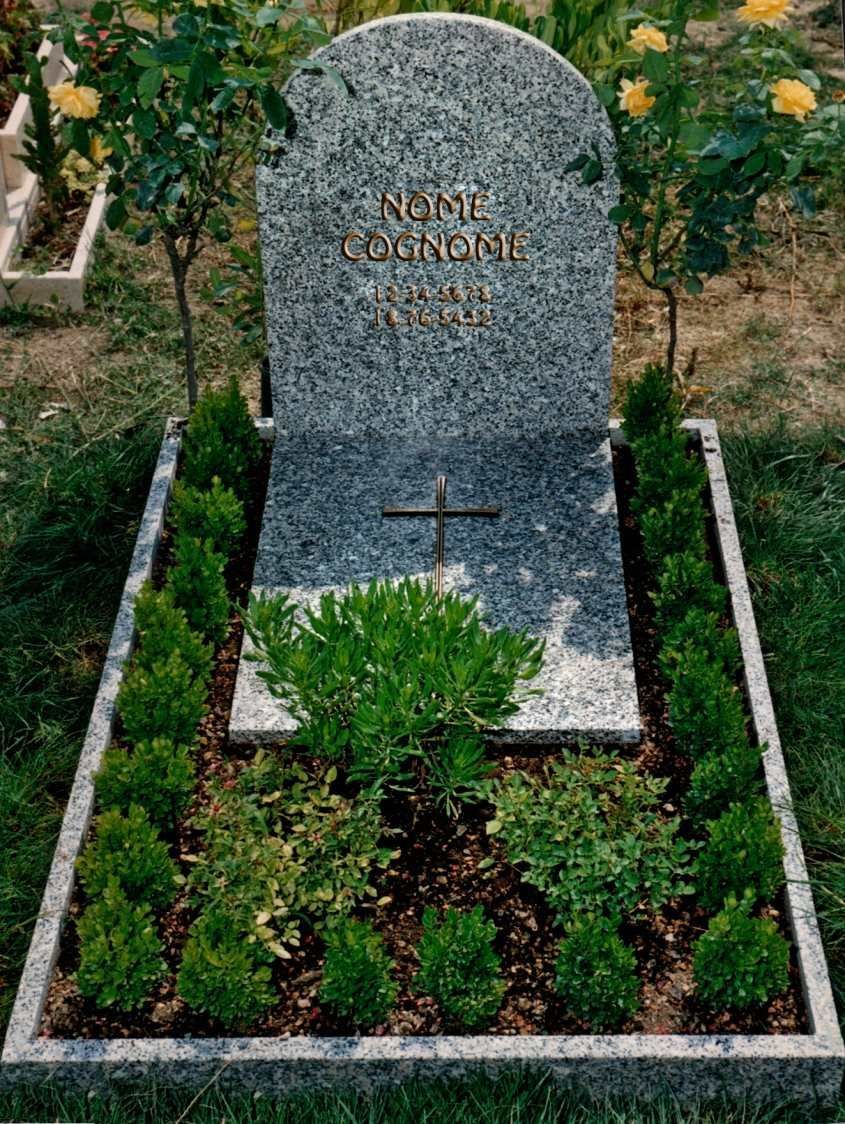 Monumento funebre con giardino verde