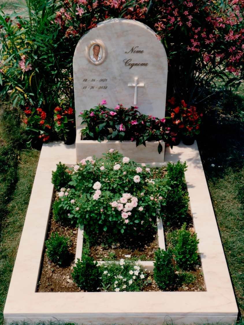 Monumento funebre con prato fiorito