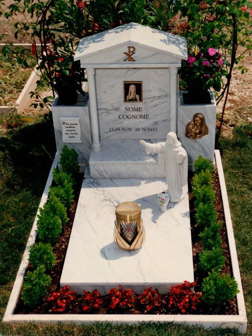 Monumento funebre con lumino e statua