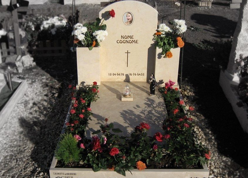 Monumento funebre con fiori