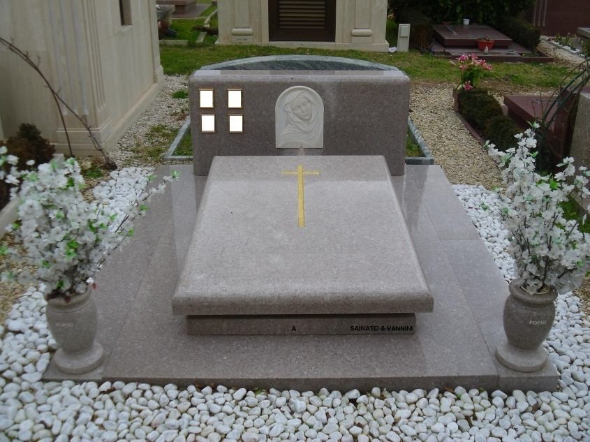 Marmo per tomba con decorazioni religiose