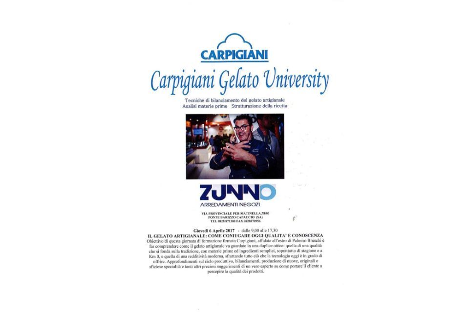 Logo della Carpigiani Gelato University con un uomo in un negozio che alza le mani.