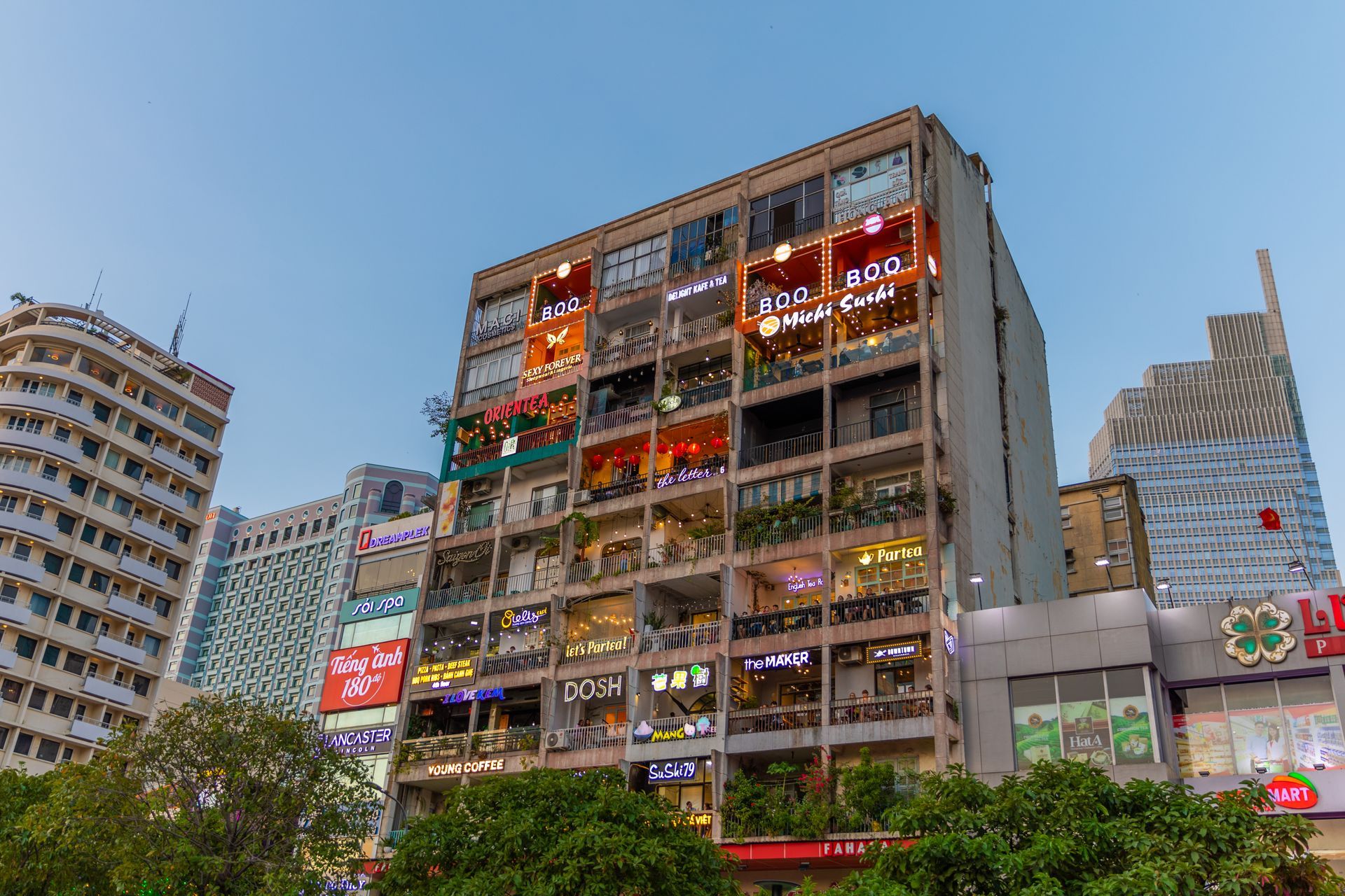 42 Nguyen Hue Cafe Apartment