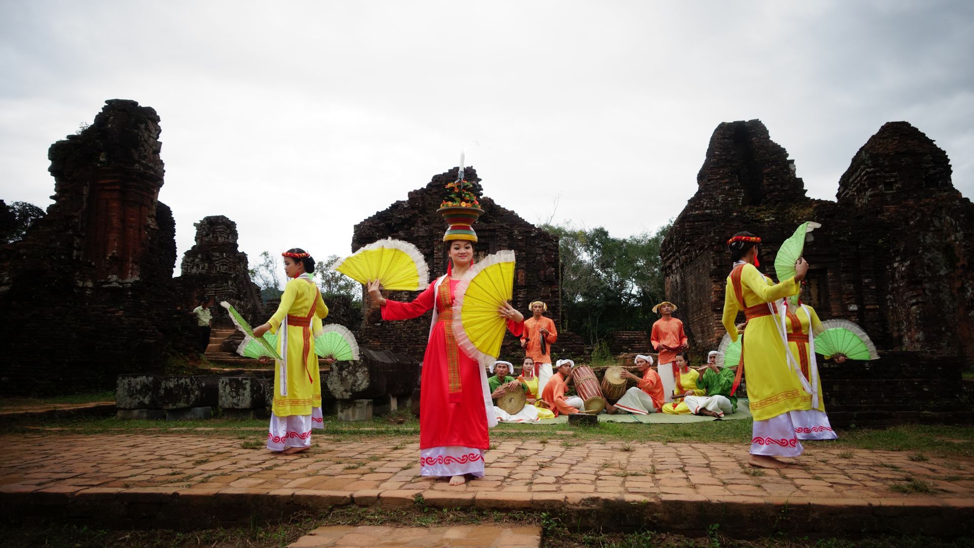 Visiting My Son isn’t just about looking at old stones; it’s about experiencing a living culture. Daily cultural performances feature dancers in traditional costume performing the Apsara dance to the haunting melodies of Cham drums and flutes.