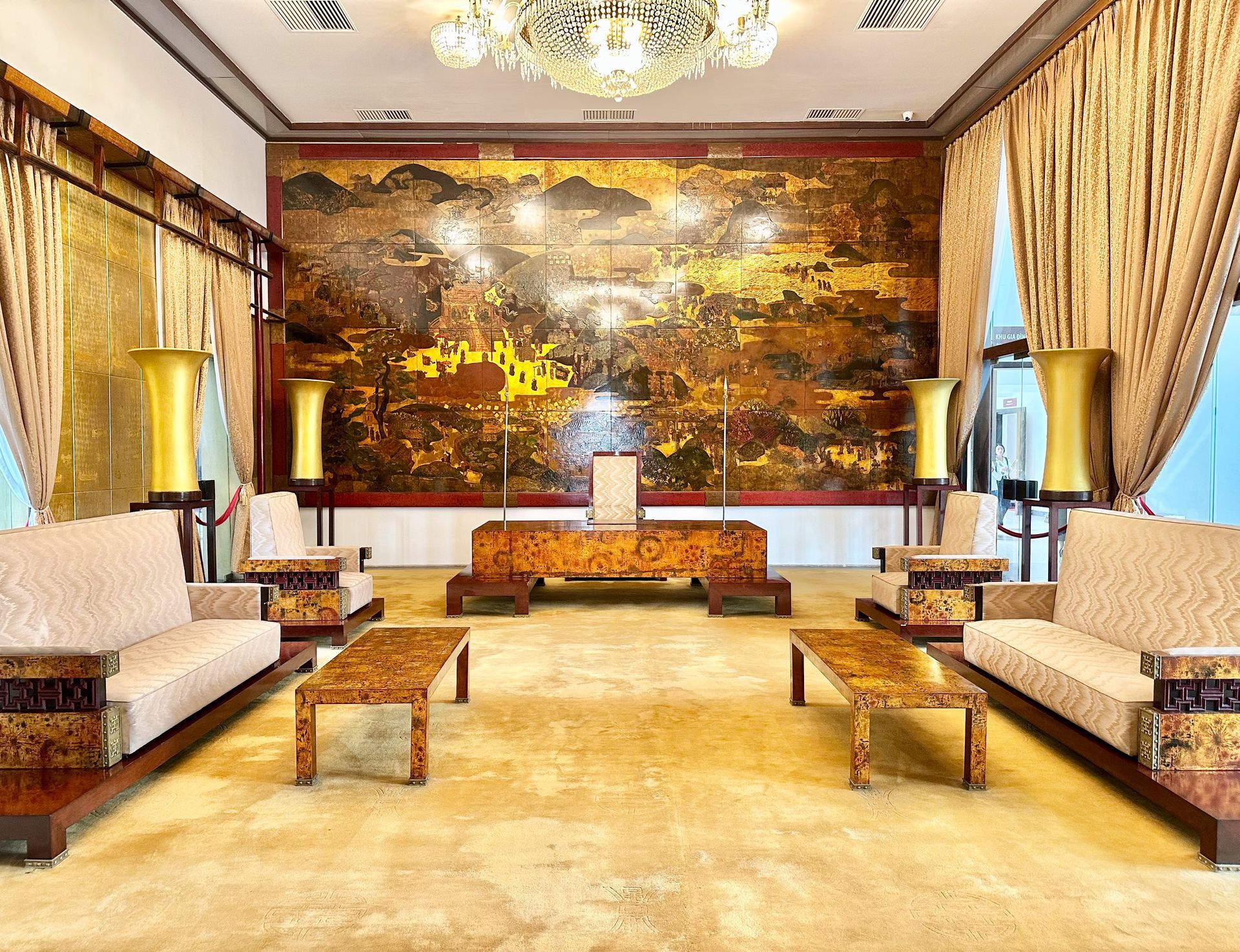 Credentials Presentation Room features a massive lacquer mural depicting the historic Bình Ngô Đại Cáo