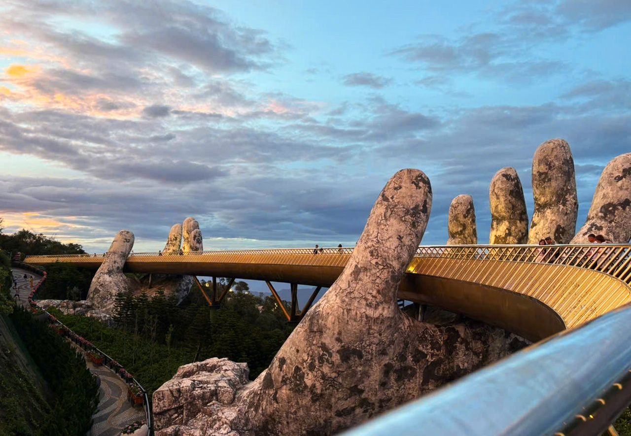 There are not many people visit Golden Bridge at sunset.