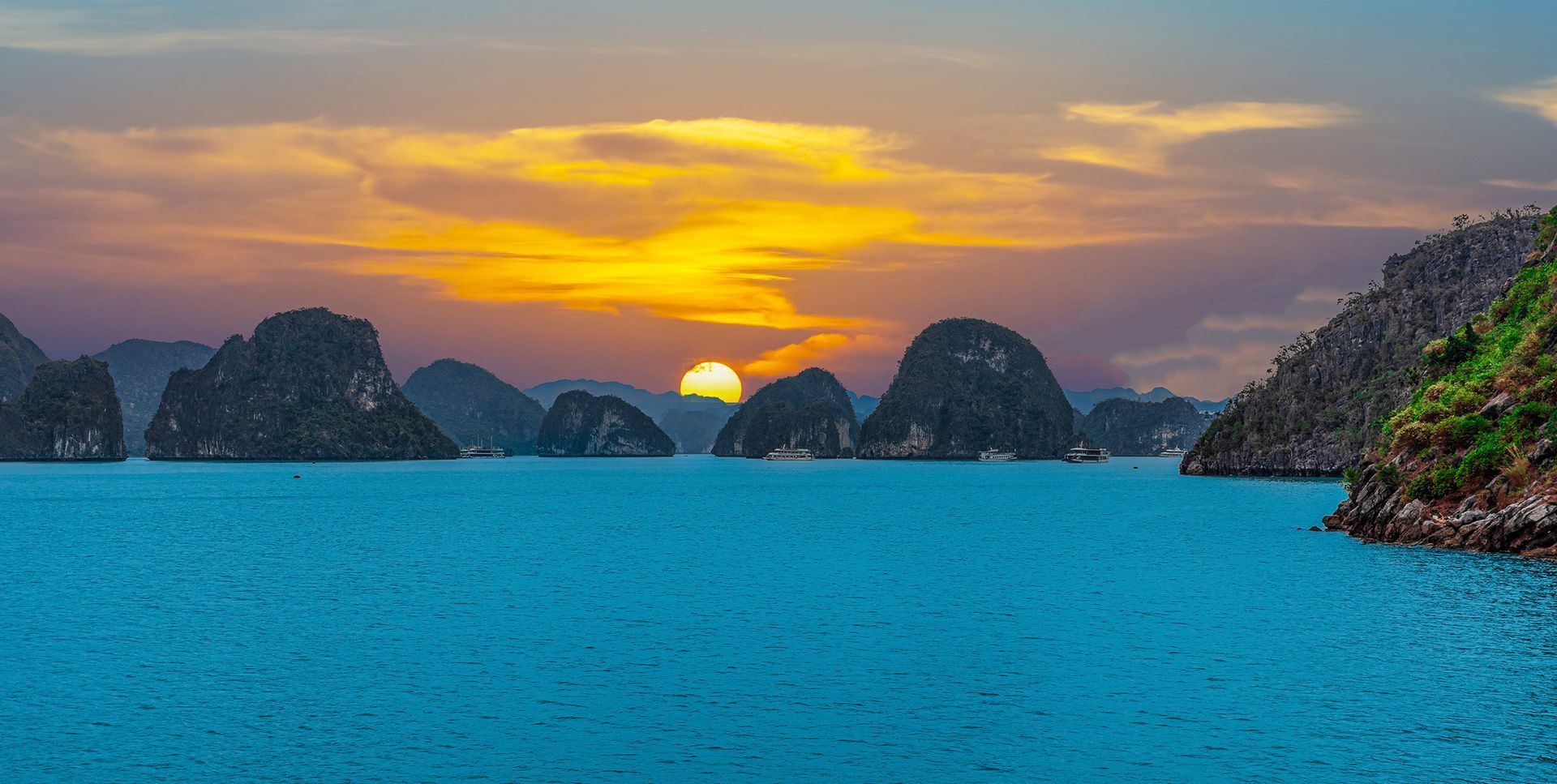 You will miss this sunset if you choose 1 day cruise in Ha Long Bay
