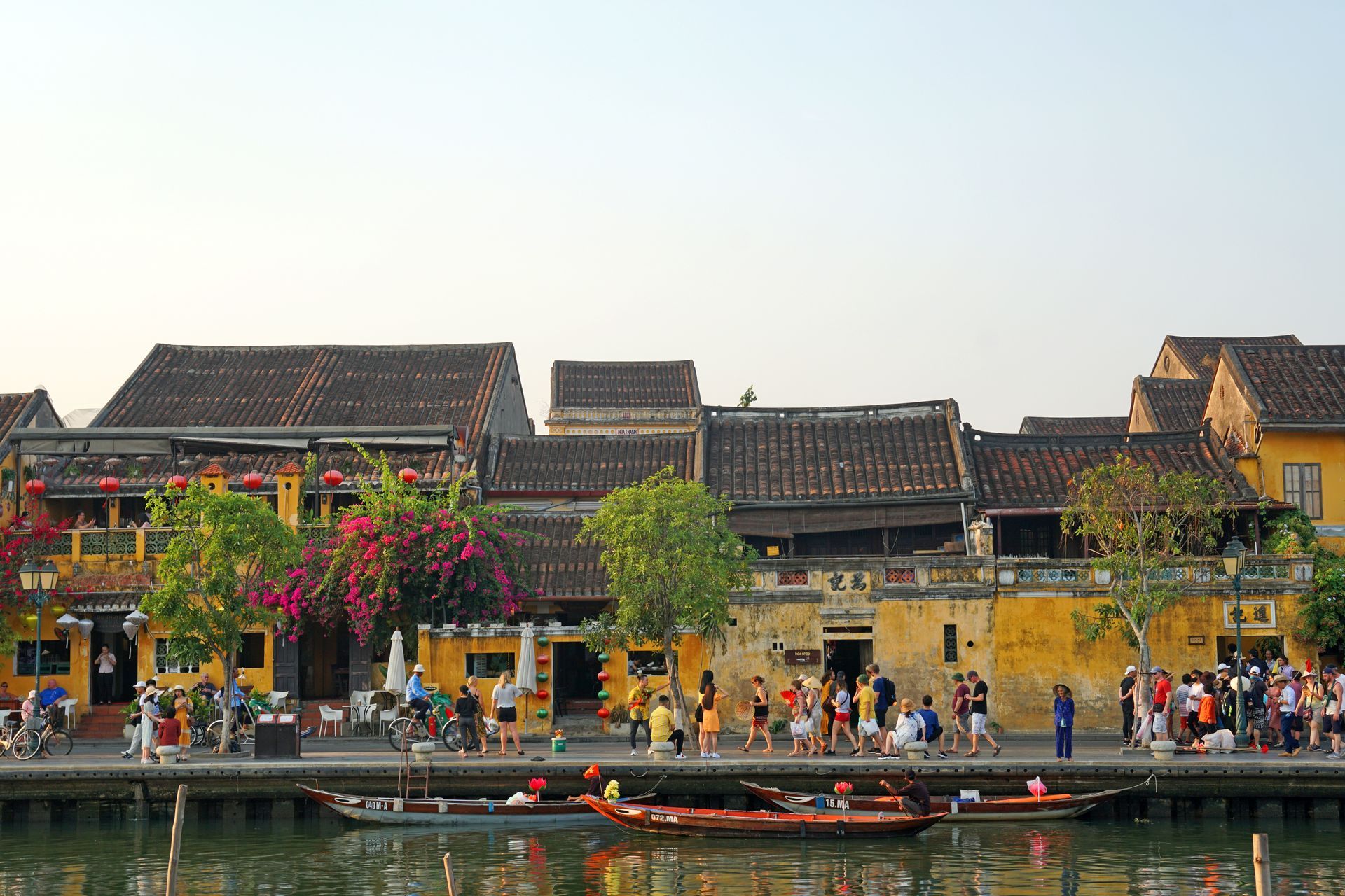 Walking tour in Hoi An Ancient Town through UNESCO Heritage Sights: Japanese Covered Bridge, Tan Ky Old House, Fujian Assembly Hall.