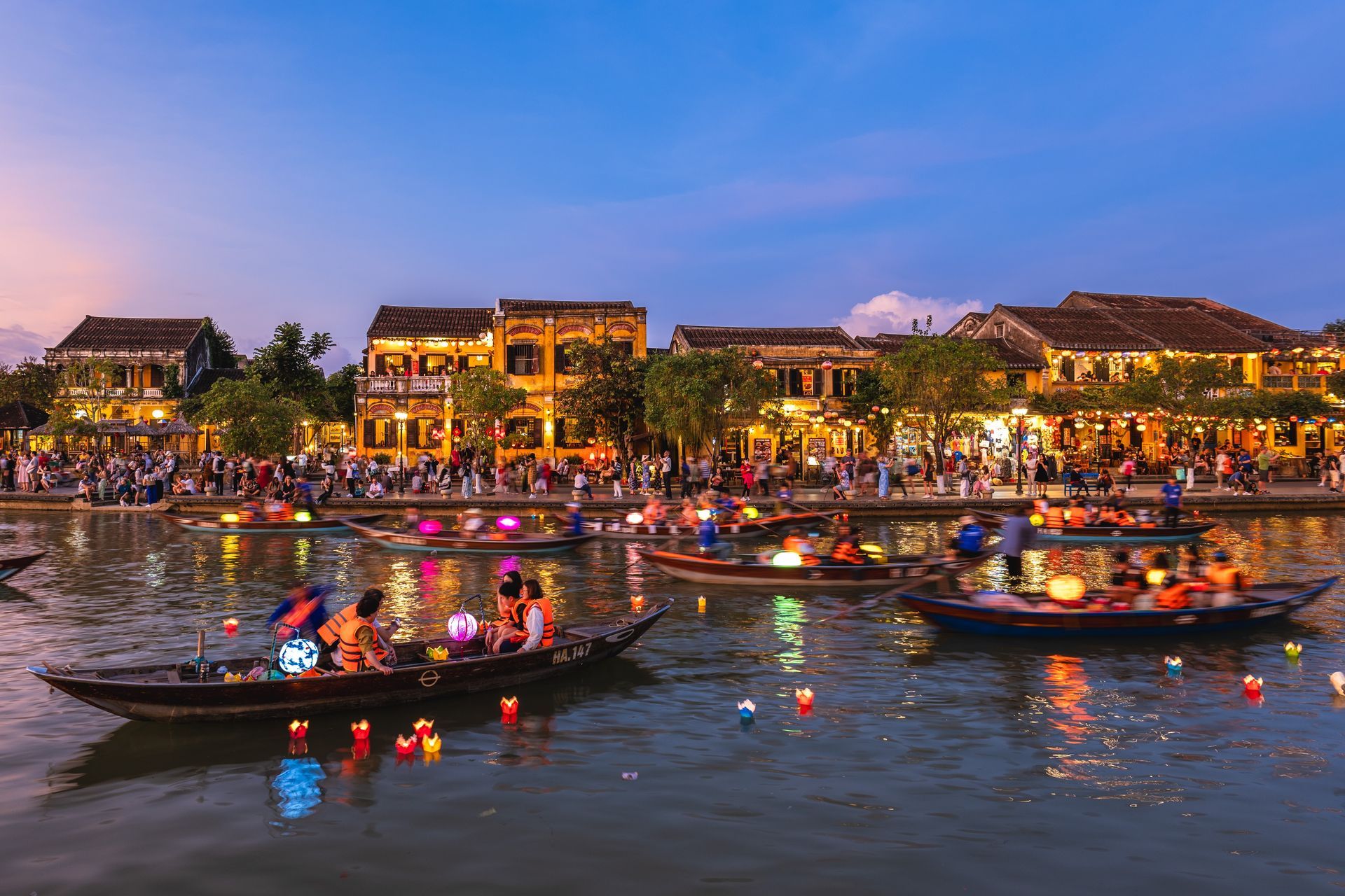 Lantern experience on boat in Hoi An at night
