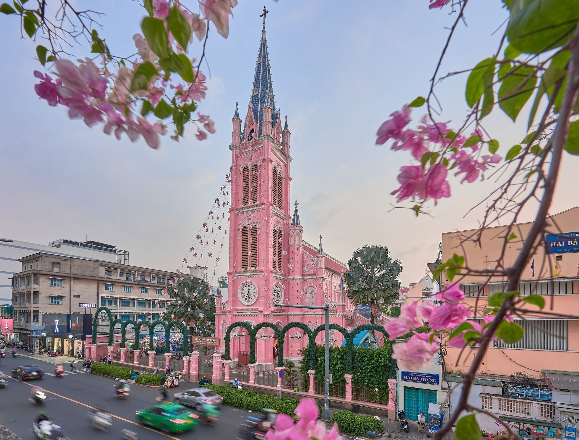 While the outside gets all the love on social media, the structural mastery of Tan Dinh Church is a paradise for history buffs and architecture enthusiasts.