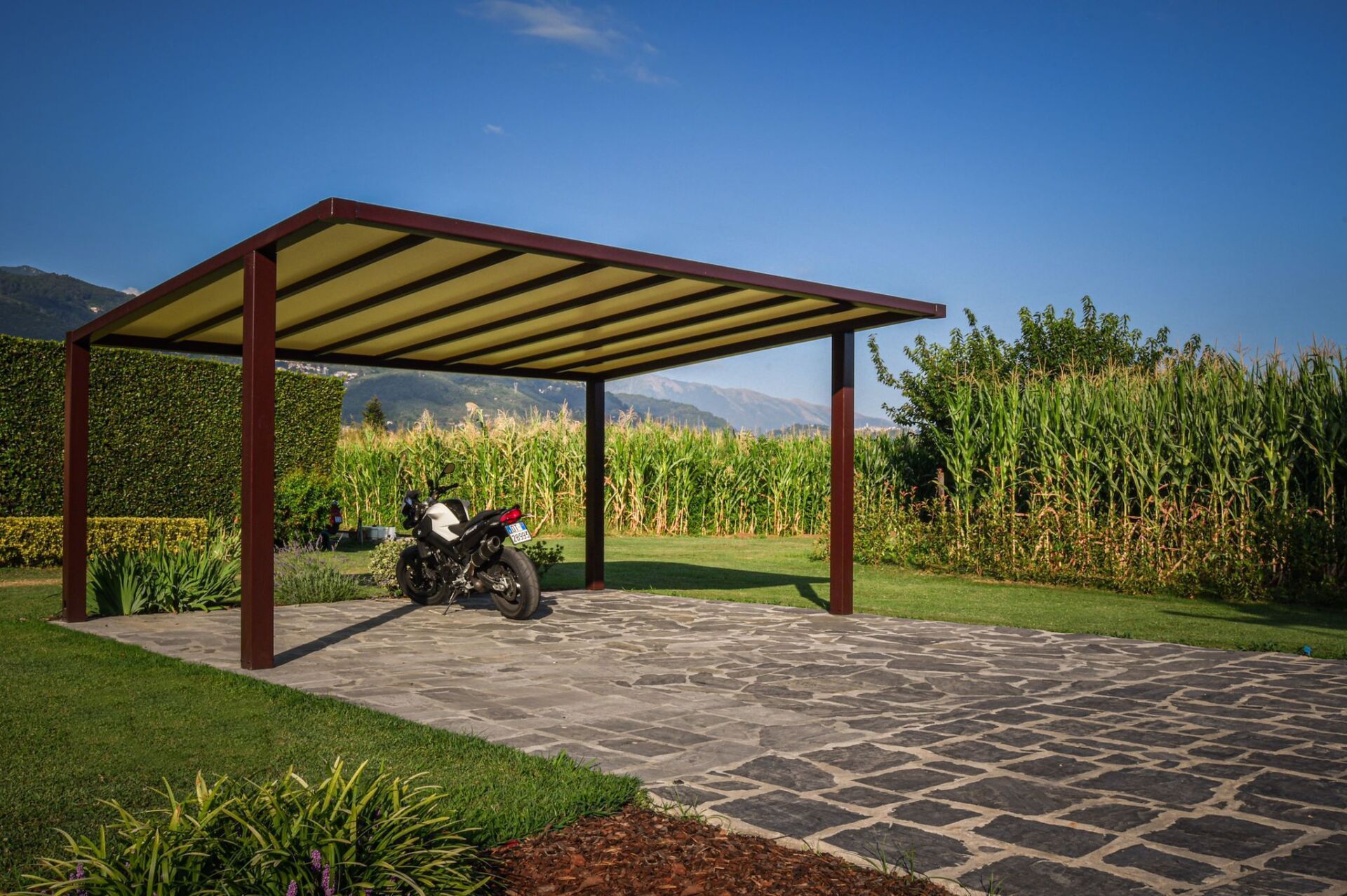 Pergolato outdoor con arredi da giardino e zona relax elegante.