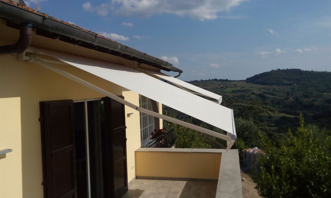 Installazione di tende interne eleganti in una casa luminosa ad Arezzo.