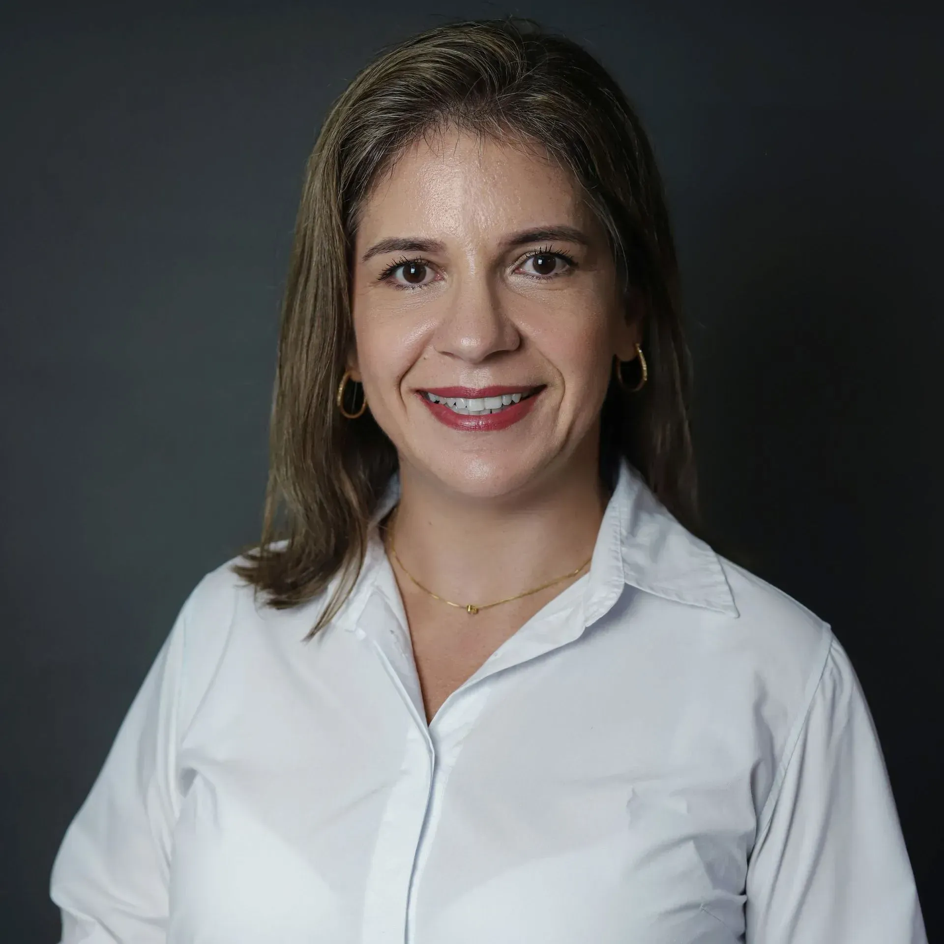 colega sorrindo plano escuro atrás