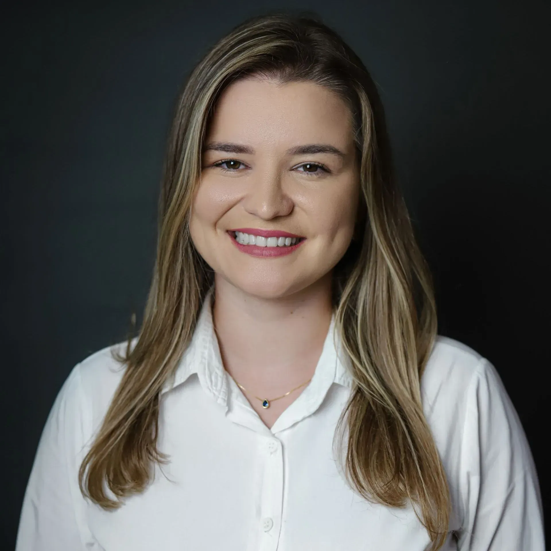 colega sorrindo plano escuro atrás