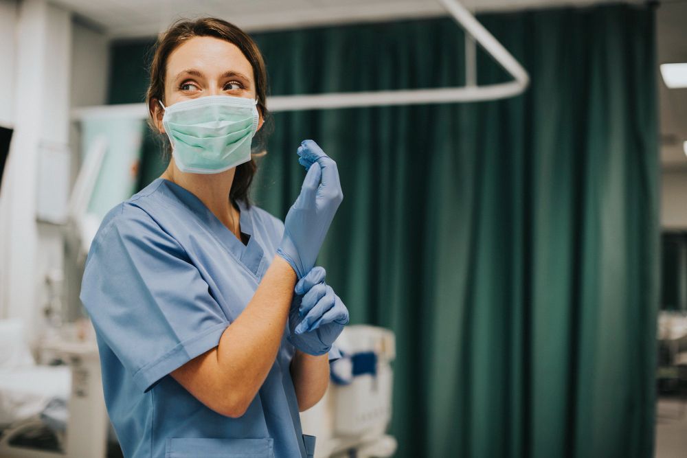 médica com mascara e luvas