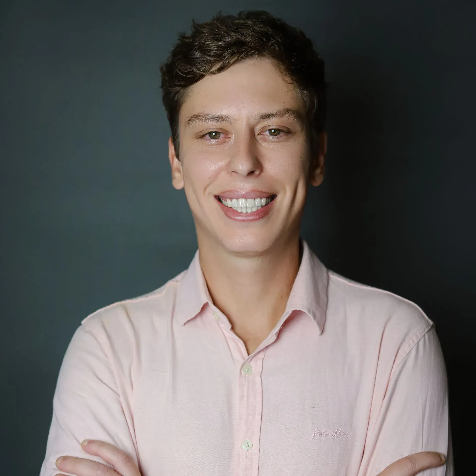 colega sorrindo plano escuro atrás