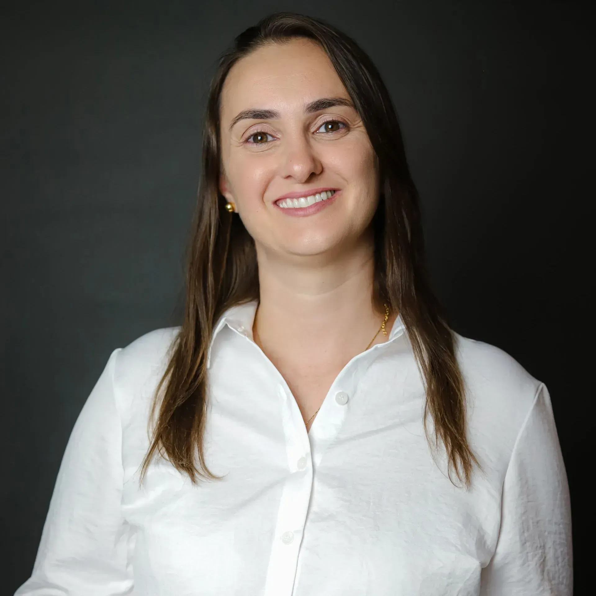 colega sorrindo plano escuro atrás