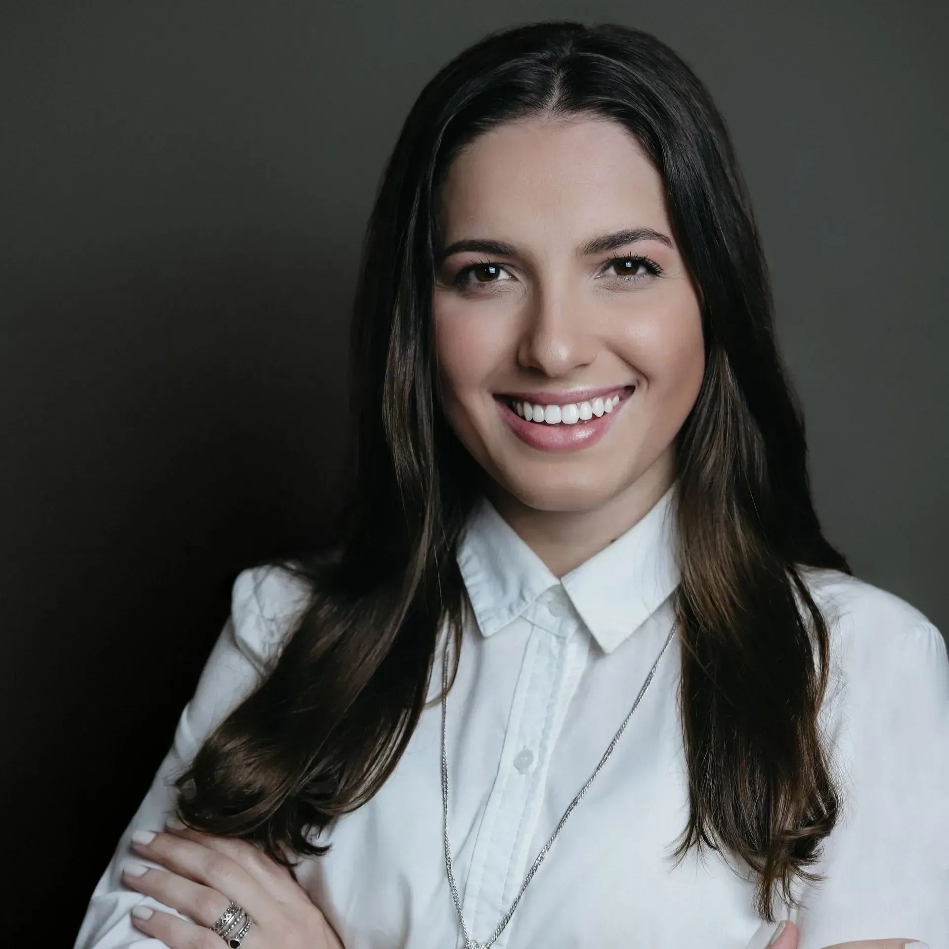 colega sorrindo plano escuro atrás