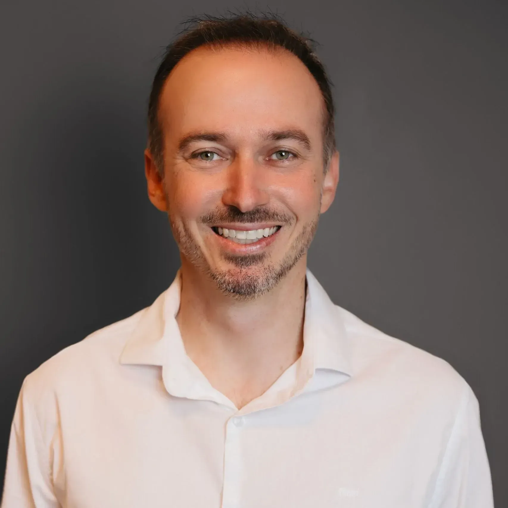 colega sorrindo plano escuro atrás