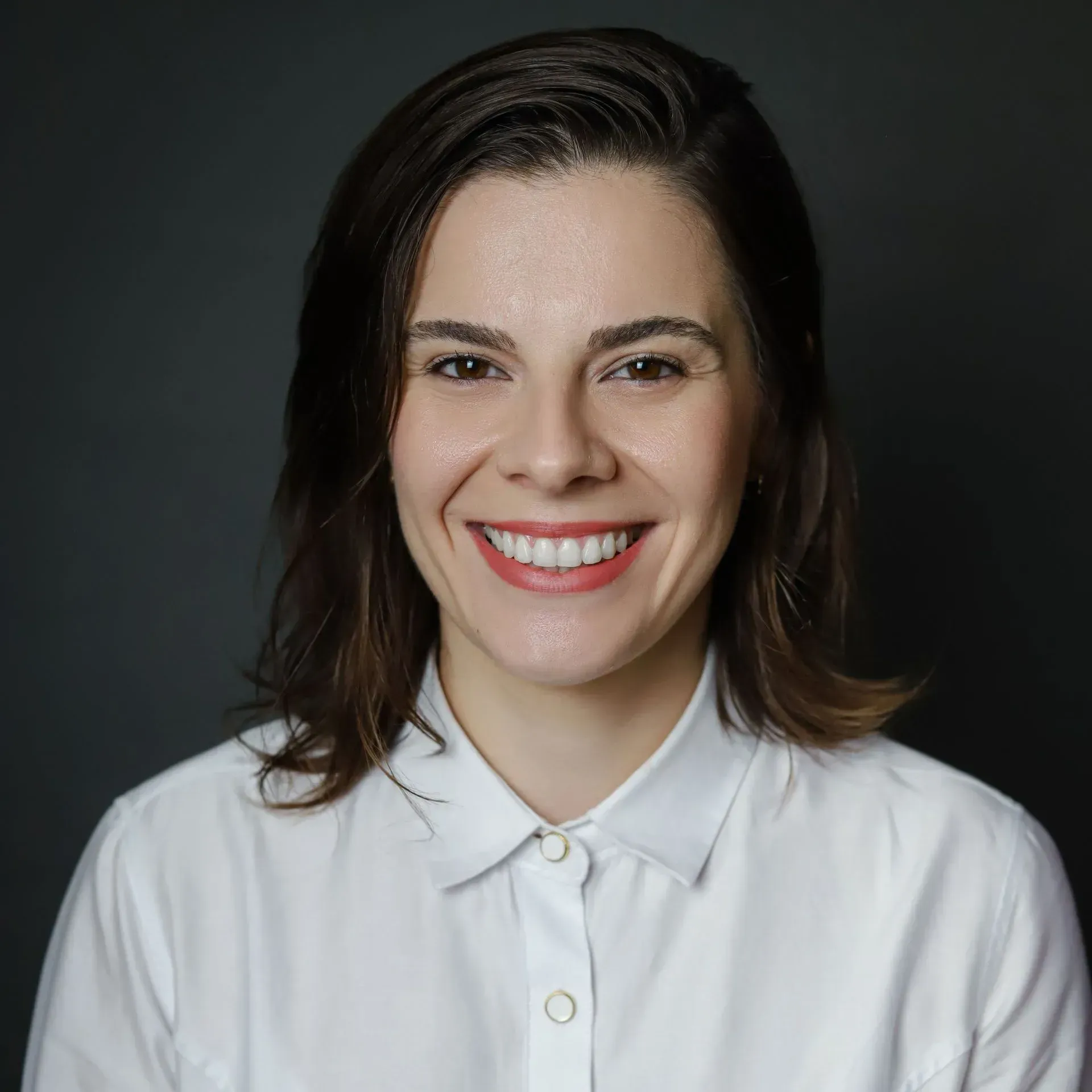 colega sorrindo plano escuro atrás