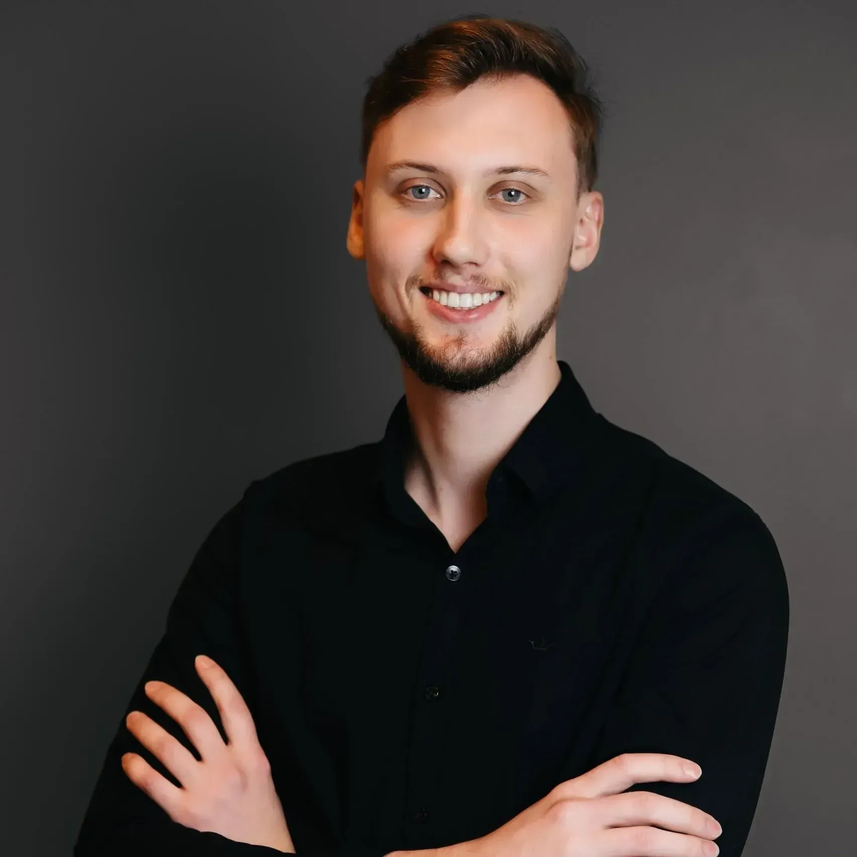 colega sorrindo plano escuro atrás