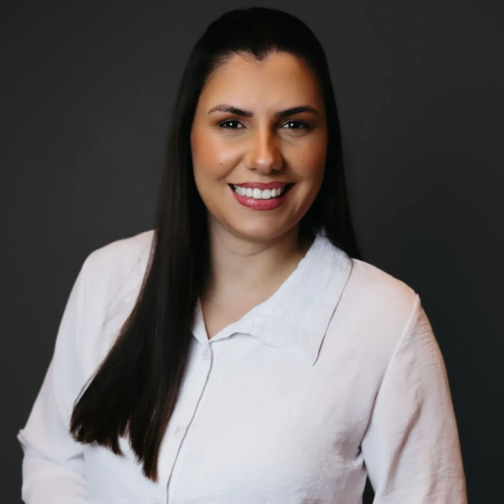 colega sorrindo plano escuro atrás