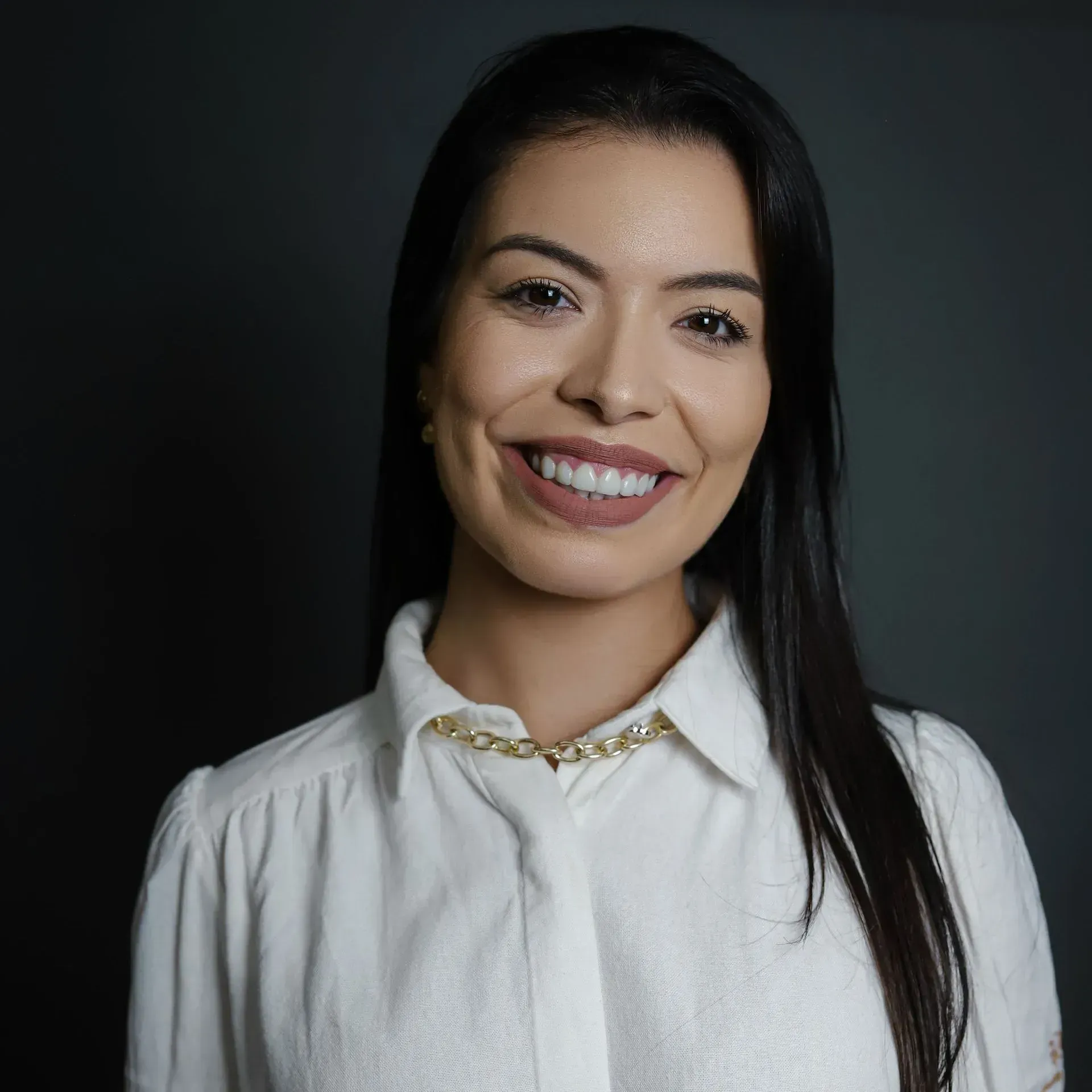 colega sorrindo plano escuro atrás