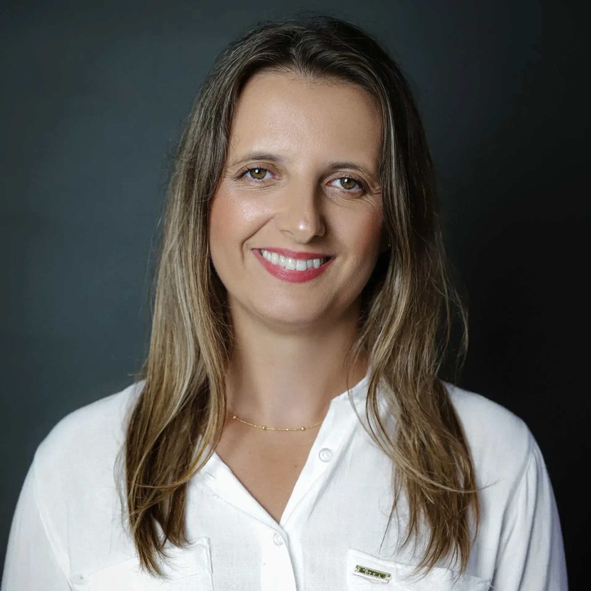 colega sorrindo plano escuro atrás