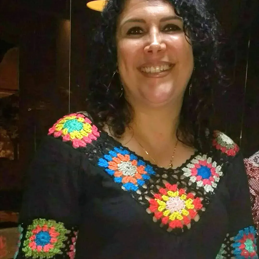 mulher sorrindo com vestido florido