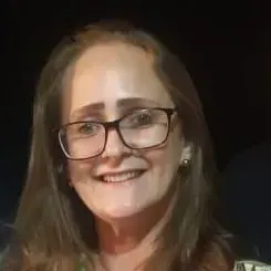 mulher de oculos sorrindo
