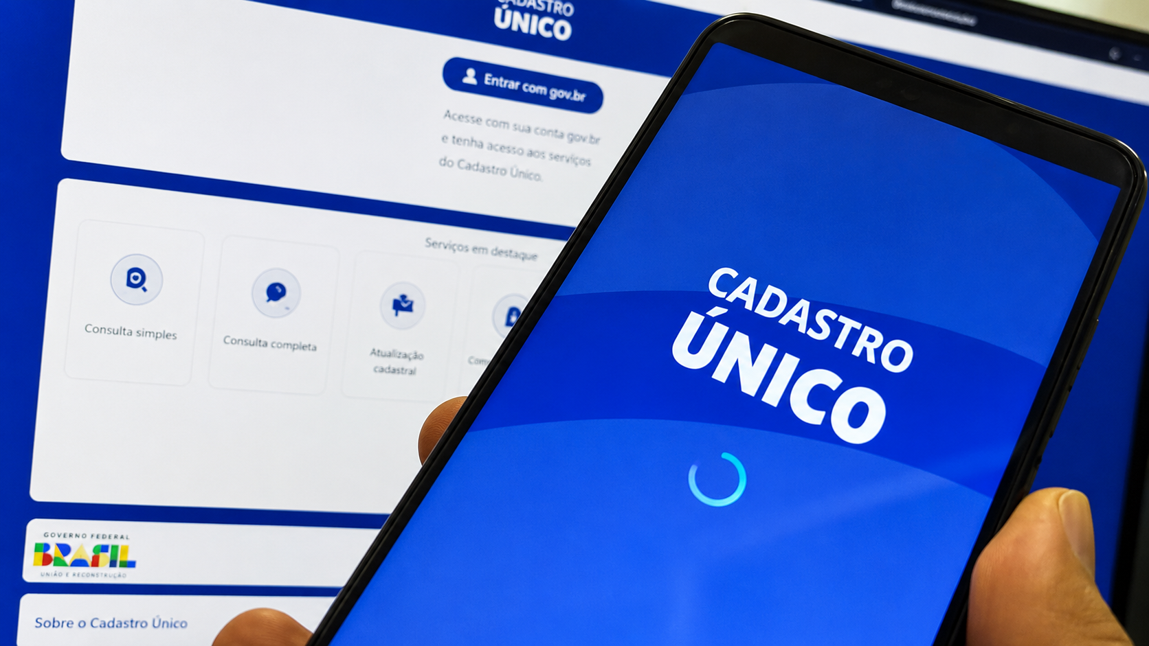 Tela do Cadastro Único em celular durante atendimento para BPC