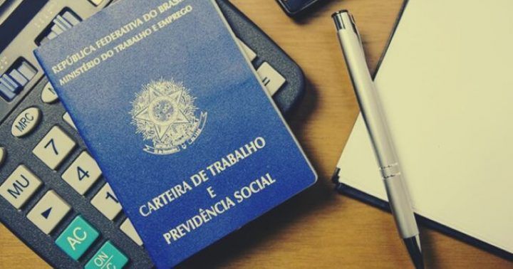 Servidor aposentado analisa documentos sobre contribuição previdenciária de inativos.
