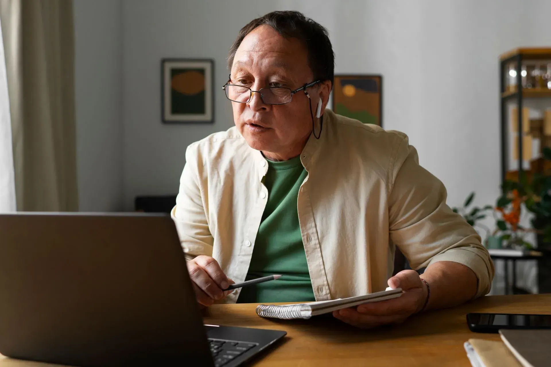 Aposentado aliviado analisando laudo médico, ilustrando a isenção de imposto de renda por doença