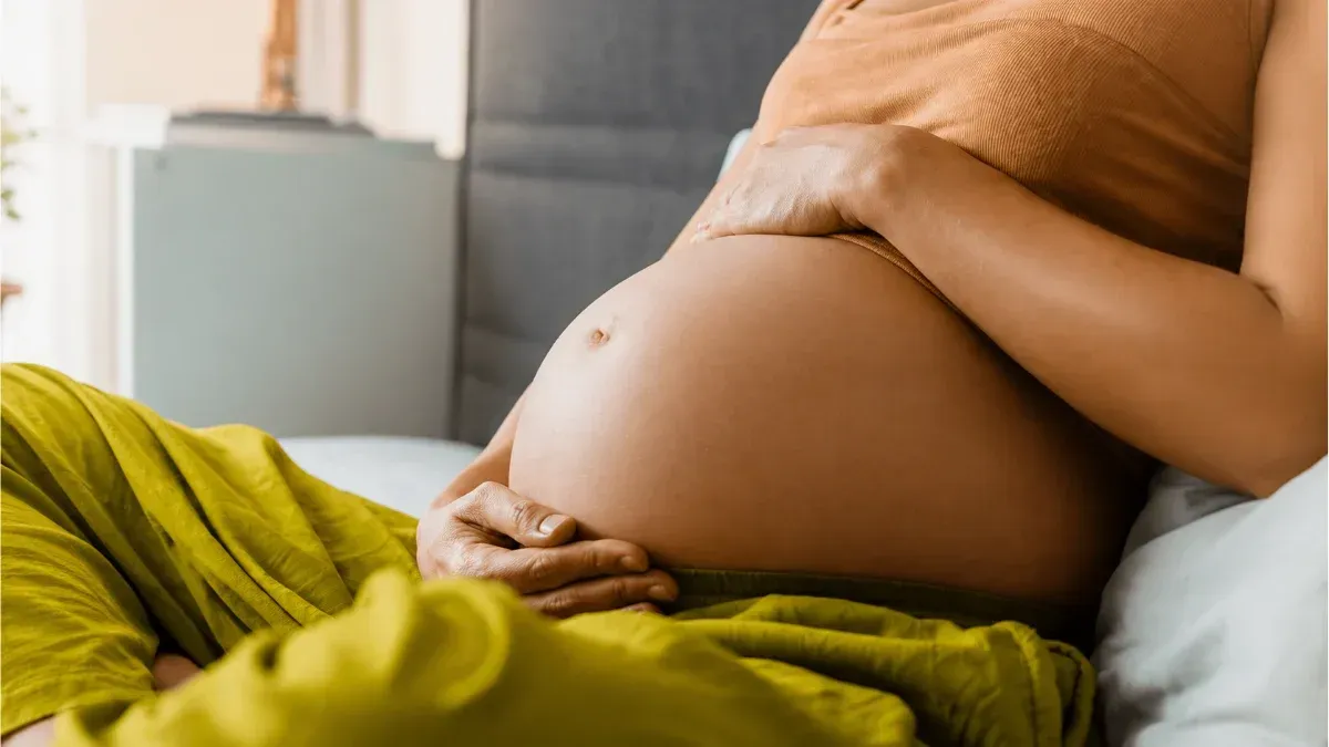 Gestante em repouso antes de solicitar salário-maternidade no INSS