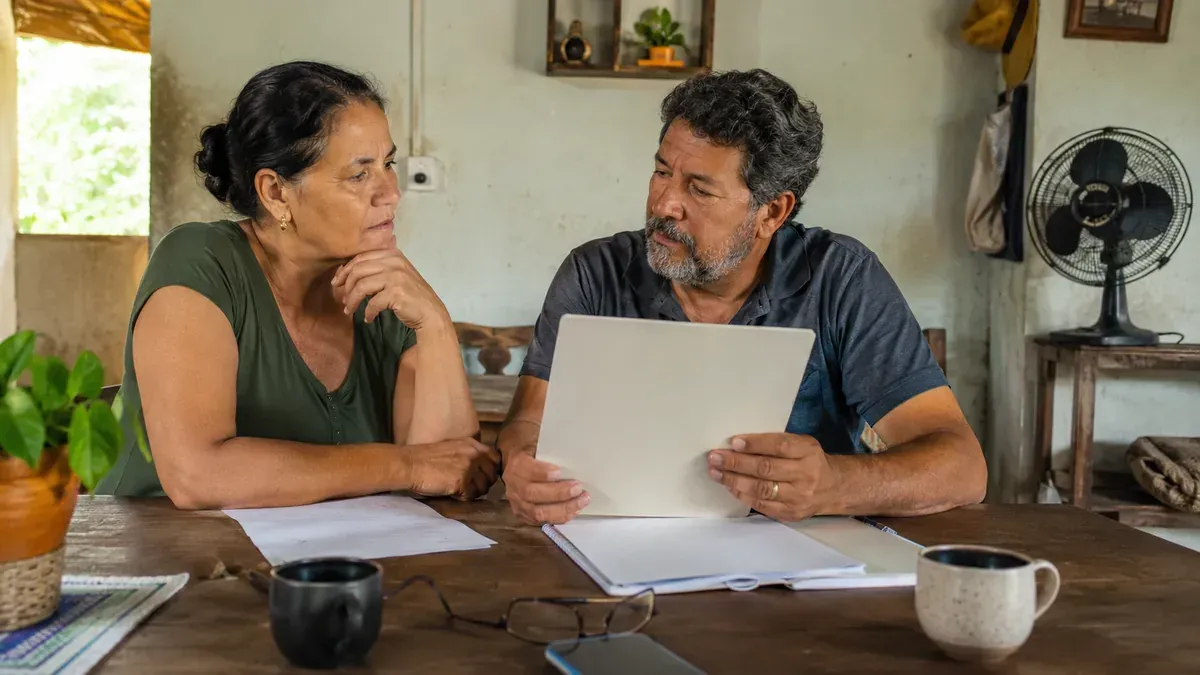 Família rural organiza documentos de segurado especial